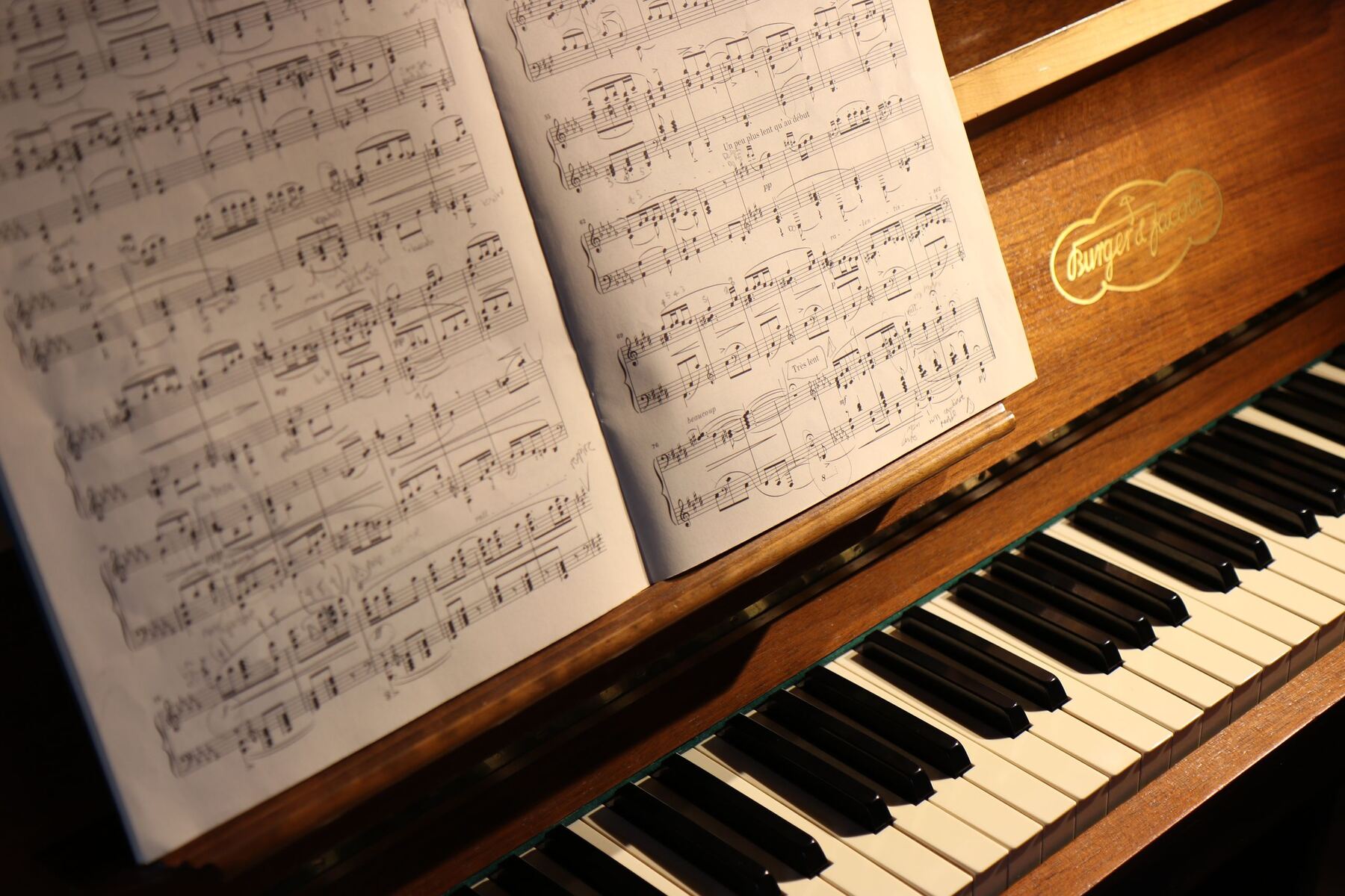 Partitura abierta sobre el atril de un piano